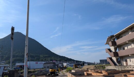 丸亀市飯山町の「大束川」東側で何が？コアラ薬局隣の住宅も解体され、工事が本格化してる様子