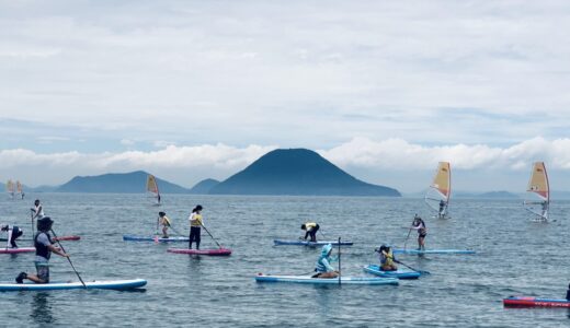 多度津の夏の風物詩、海岸寺での「SUP体験」がウインドサーフィン大会「OHKカップインかがわ」の終了に伴い2026年度から開催中止へ