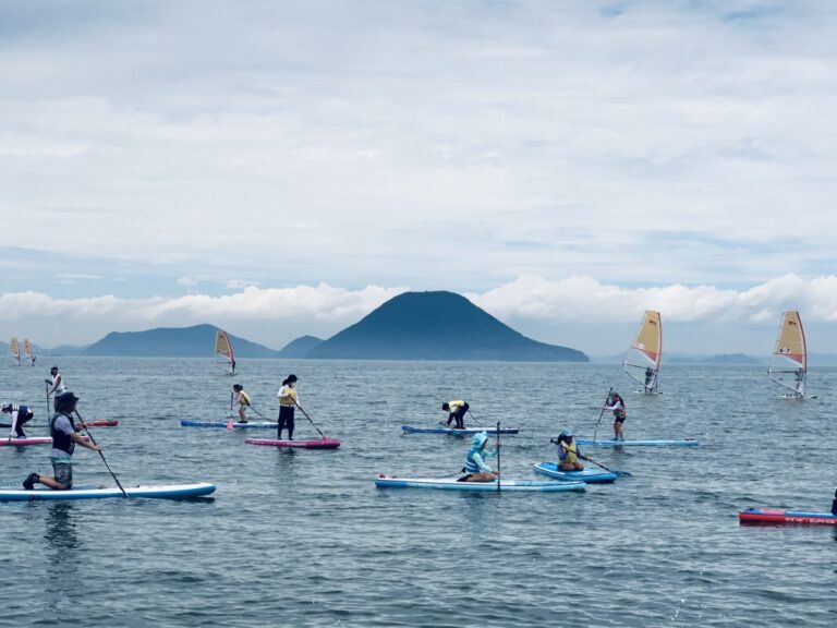 多度津の夏の風物詩、海岸寺での「SUP体験」がウインドサーフィン大会「OHKカップインかがわ」の終了に伴い2026年度から開催中止へ