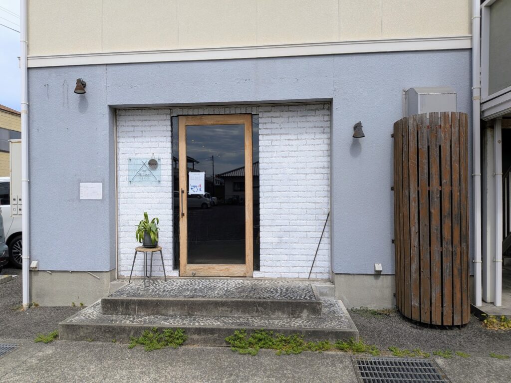 丸亀市川西町 the Old Tjikko coffee and dining