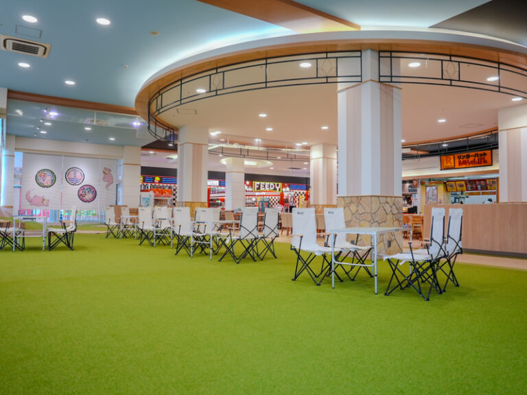 イオンモール綾川が大変身！9月18日に3階フードコートに芝生エリアが登場！秋は新店も続々オープンするみたい