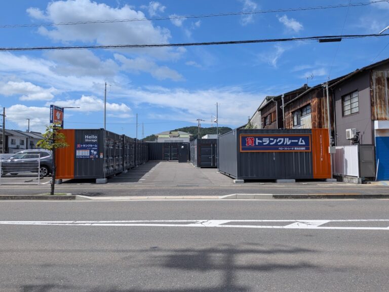 坂出市白金町の「ハローストレージ坂出白金町」。ハローキティの看板が目印の屋外型トランクルーム