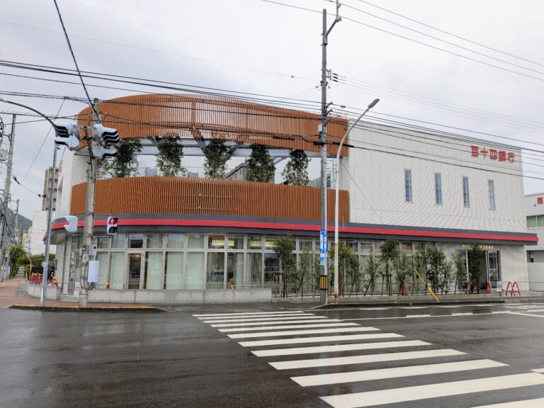 坂出市の「百十四銀行 坂出支店」が建て替え移転で「百十四銀行 中讃東営業部」として2026年9月7日(月)オープン予定。新店舗はおしゃれでかなり大きい
