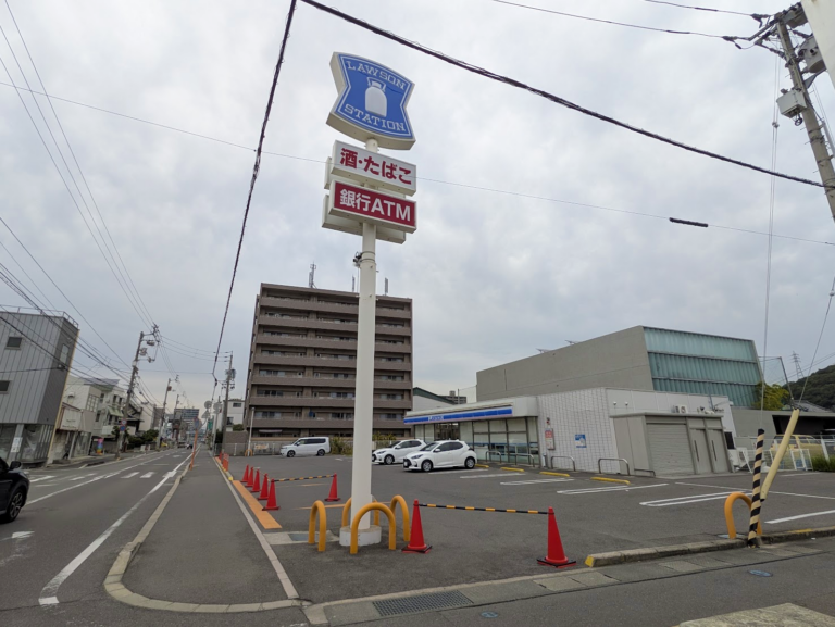 坂出市駒止町の「ローソン 坂出駒止町店」が2026年10月15日(木)から改装工事のため休業してる。再開時期は未定みたい
